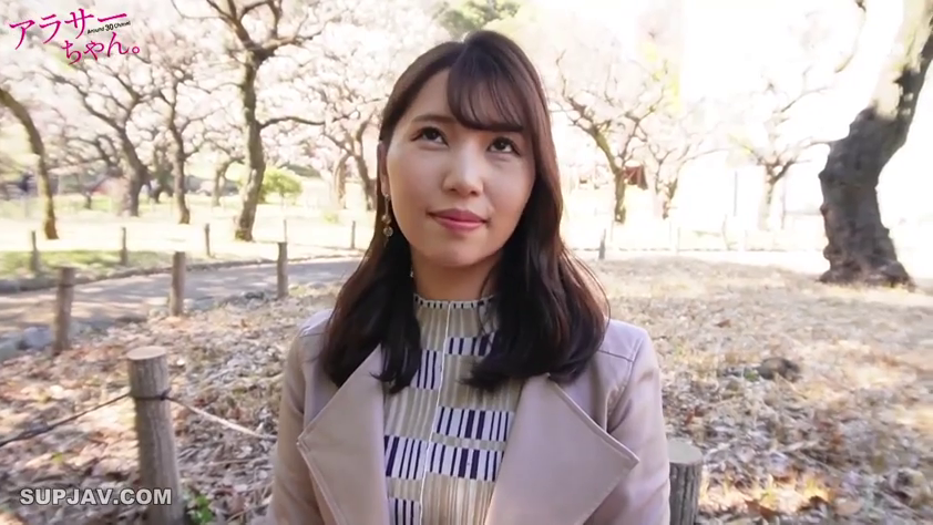 站立 · 中景 · 平静 · 公园 · 长发 · 格纹上衣 · 仰望