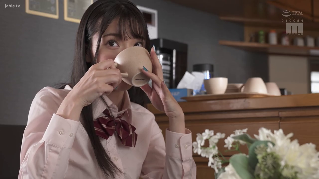 咖啡厅 · 坐姿 · 羞涩 · 学生制服 · 特写 · 少女 · 喝咖啡 · 杯子