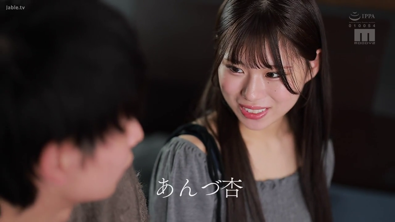 室内 · 座り姿勢 · 顔 · 微笑 · 灰色のトップス · 交流