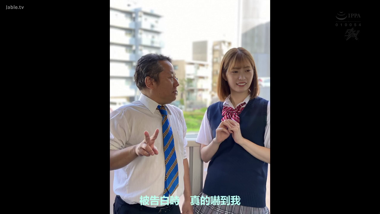 交谈 · 援交 · 站立 · 中景 · 微笑 · 衬衫 · 室外走廊