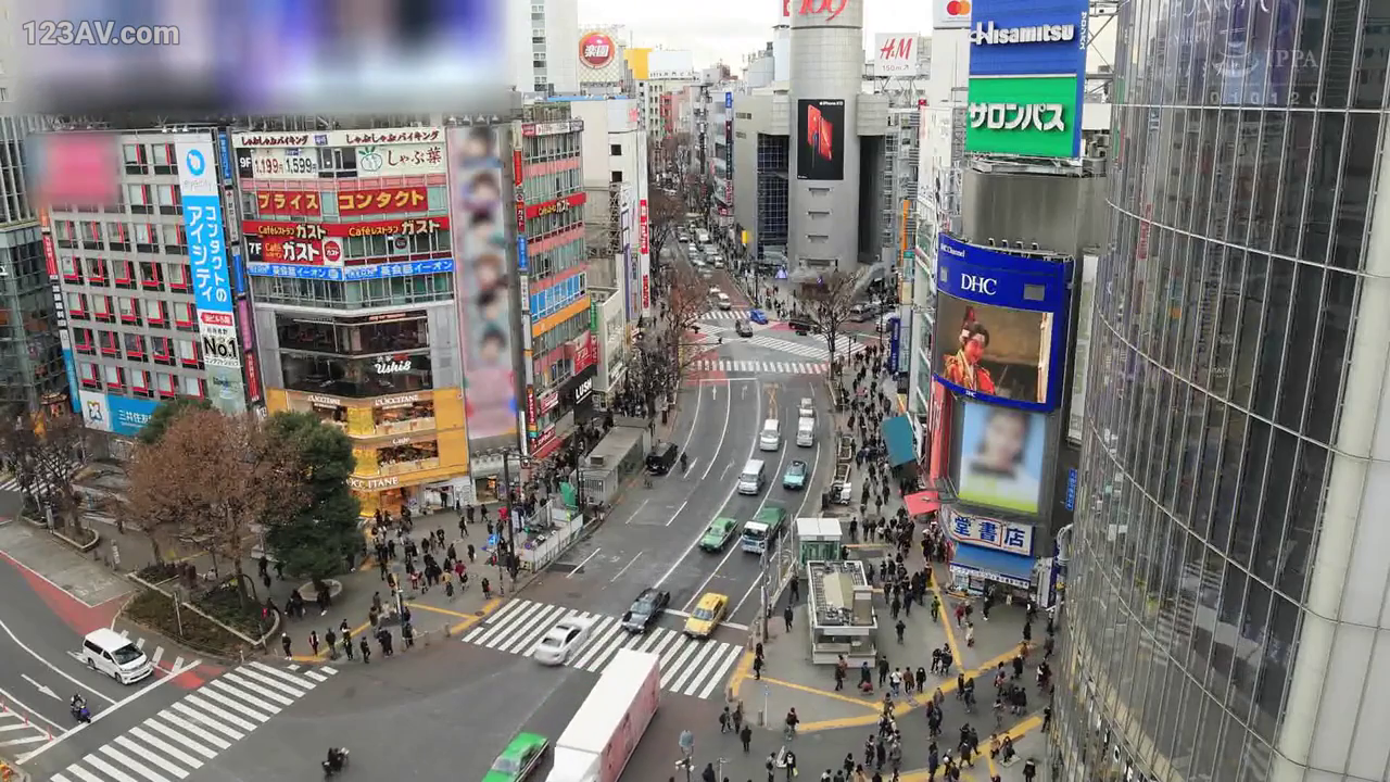 行走 · 俯拍 · 休闲服 · 繁华街区 · 过马路 · 车辆