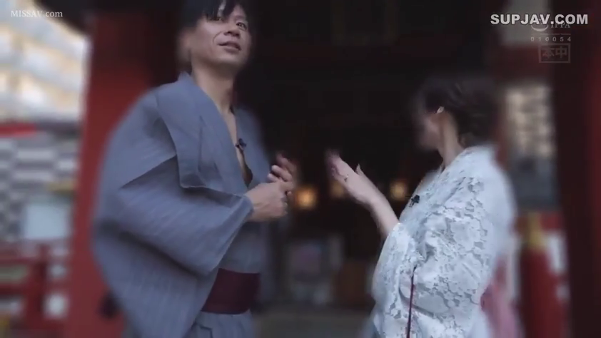 交谈 · 站立 · 中景 · 自然 · 浴衣 · 背景虚化 · 户外神社