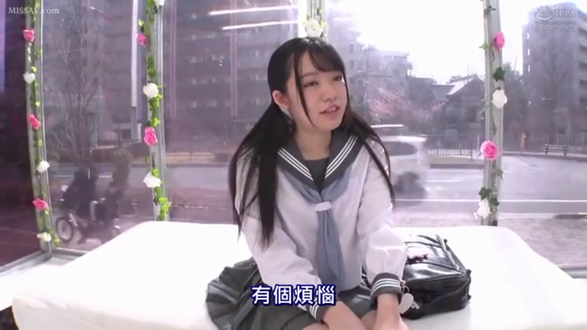 Sitting Posture · Medium shot · Smile · 对话 · Sailor suit · 学生 · 书包 · 街头