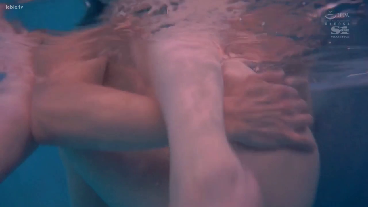 性交 · 裸体 · 身体特写 · 水 · 泳池水下 · 缠抱 · 水下性爱