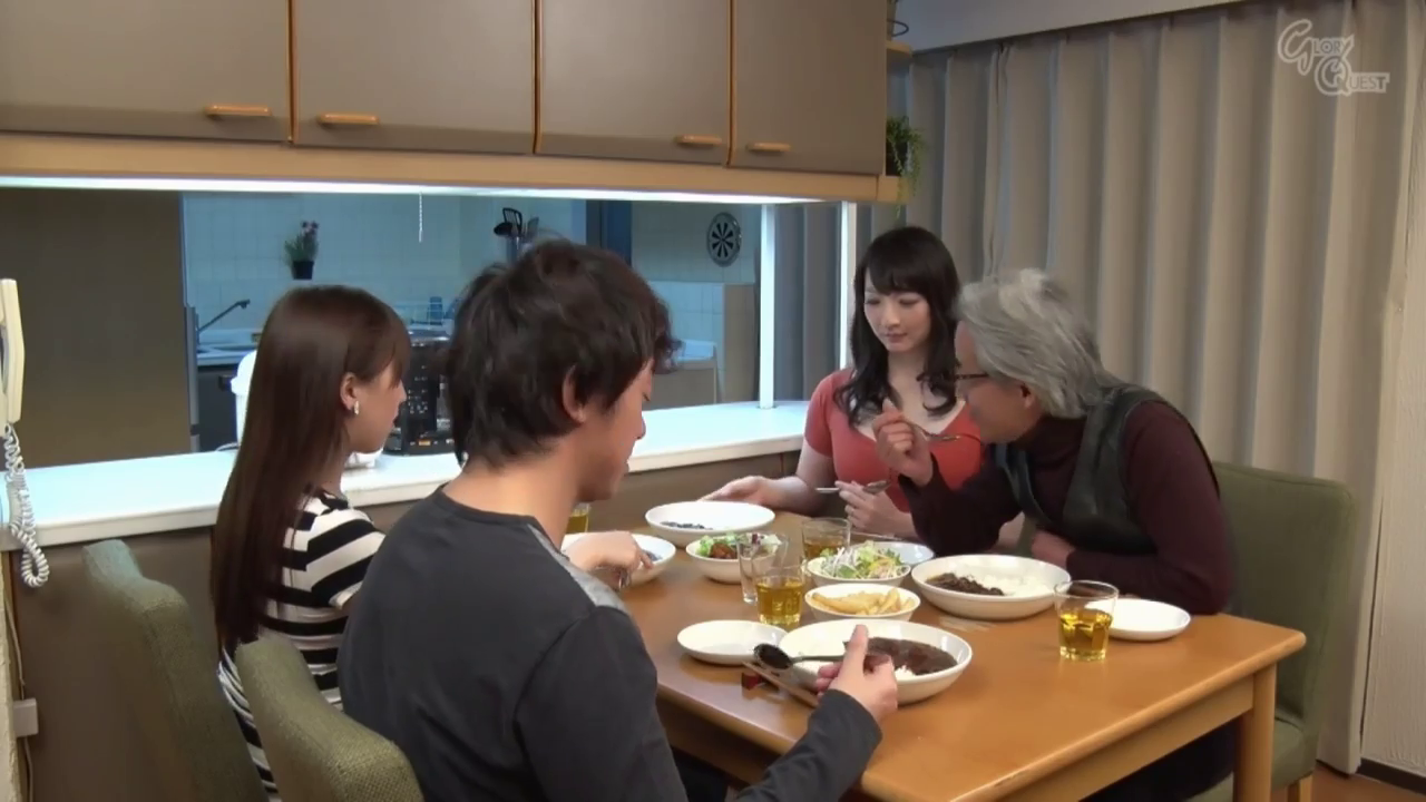 坐姿 · 碗筷 · 生活化场景 · 日常休闲服饰 · 家庭餐厅 · 中景全景 · 多人聚餐 · 自然社交