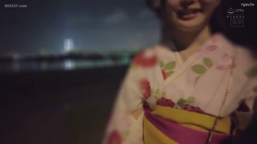 站立 · 微笑 · 上半身 · 散步 · 和服 · 画面模糊 · 河边夜景