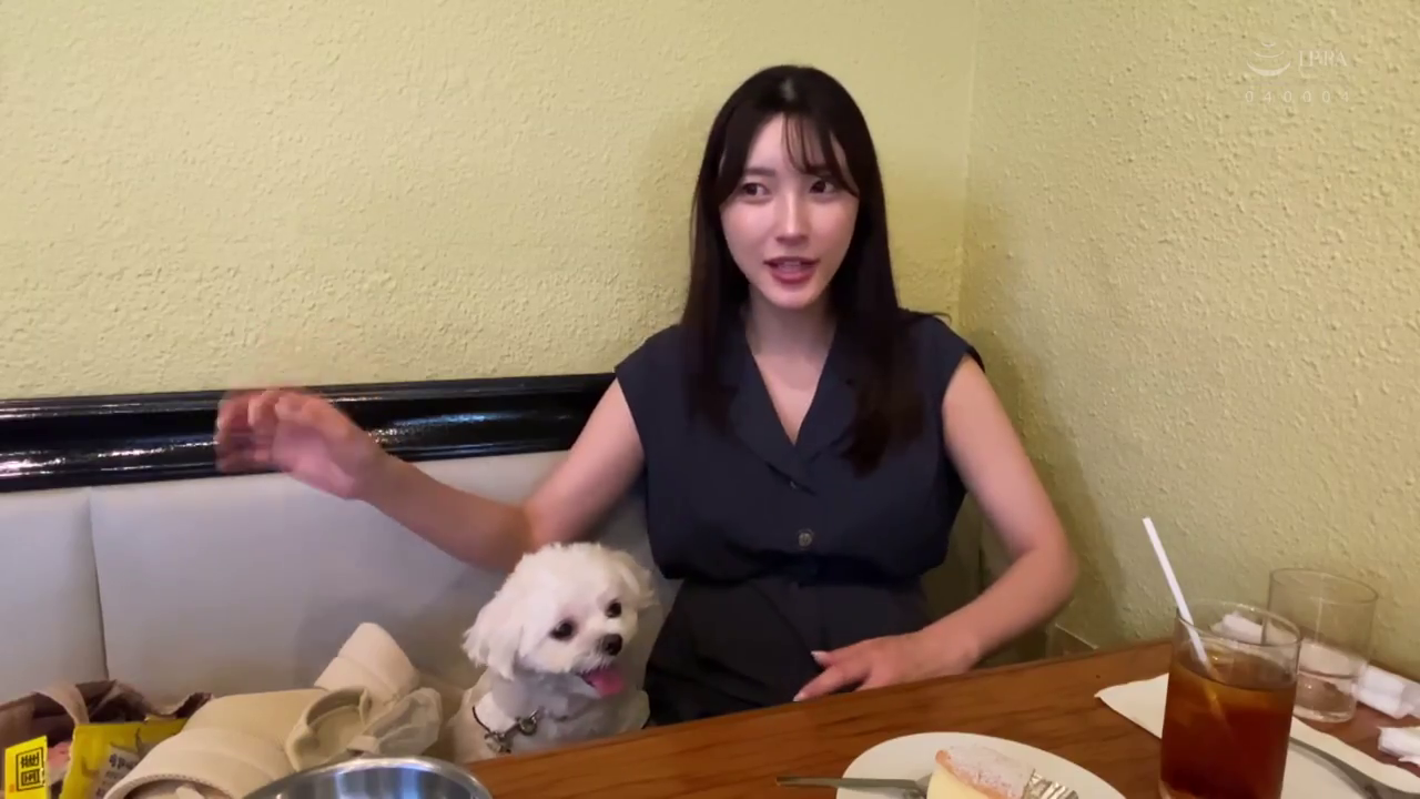 坐姿 · 中景 · 自然 · 餐厅 · 日常生活 · 宠物狗 · 无袖连衣裙 · 逗弄宠物