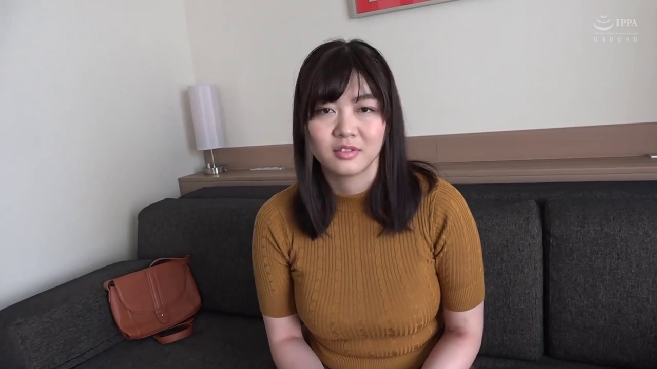 坐姿 · 中景 · 自然 · 室内沙发 · 访谈 · 黄色短袖针织衫 · 棕色单肩包 · 素人风