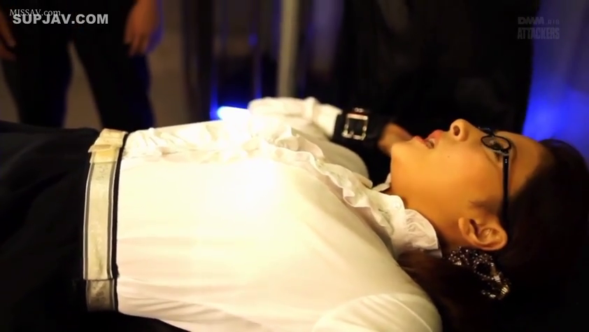 室内 · 角色扮演 · 白衬衫 · 仰卧 · 手铐 · 近景 · 被束缚 · 张嘴呼吸