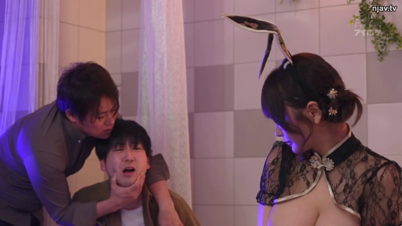 室内 · 严肃 · 角色扮演 · 站立 · 兔耳 · 上半身 · 威胁 · 旗袍情趣装