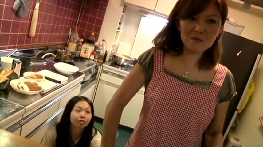 站立 · 全景 · 自然 · 注视 · 厨房 · 熟女 · 厨具 · 格子围裙