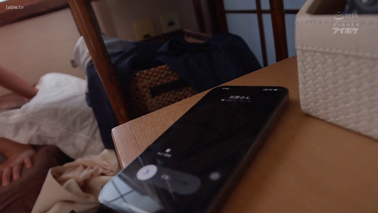 卧室 · 手机 · 手机 · 偷情 · 裸露 · 侧卧 · 旦那来电