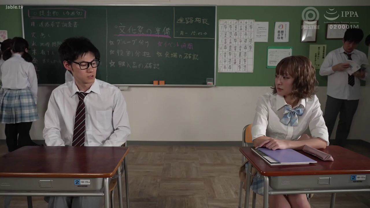 坐姿 · 交谈 · 校服 · 教室 · 中景 · 平静 · 课桌 · 学生