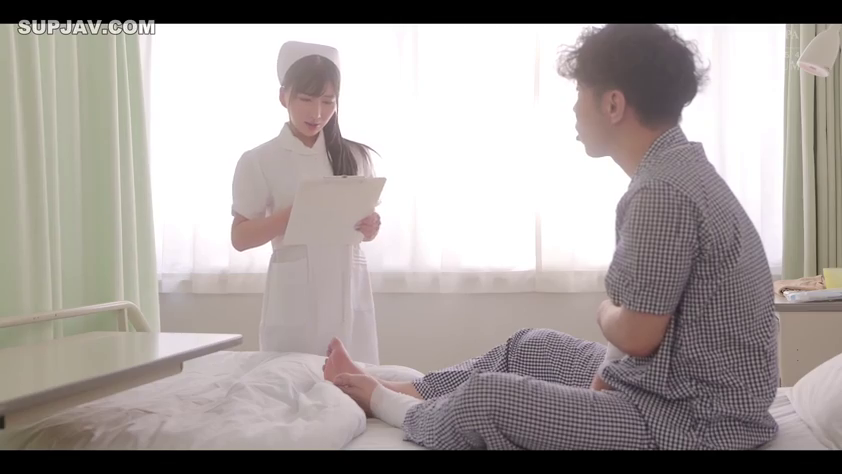 病房 · 护士服 · 专注 · 角色扮演 · 中景 · 站姿 · 检查 · 写字板