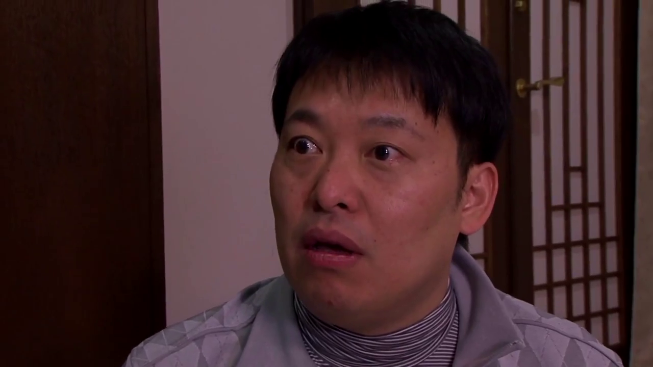 室内 · 腿部 · 并排坐 · 惊愕 · 观看 · 偷拍视角 · 灰色外套 · 电视