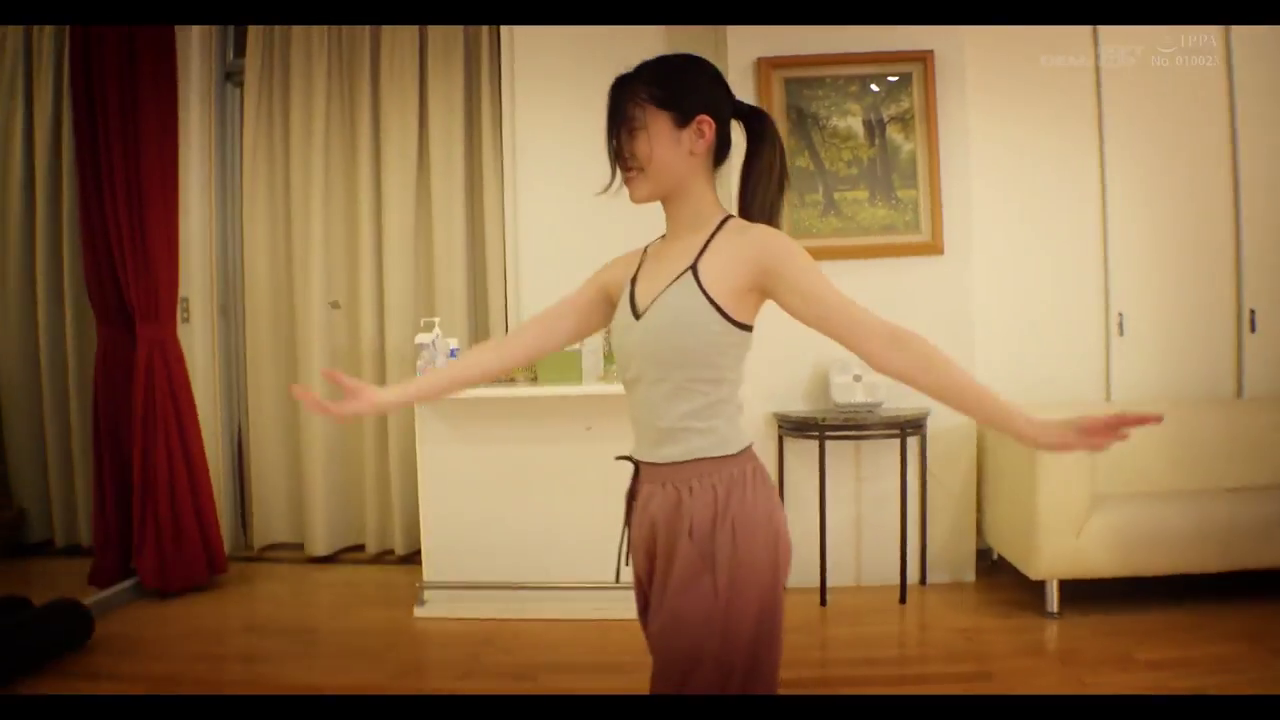 全身 · 站立 · 微笑 · 客厅 · 居家 · 吧台 · 棕色长裤 · 舞蹈