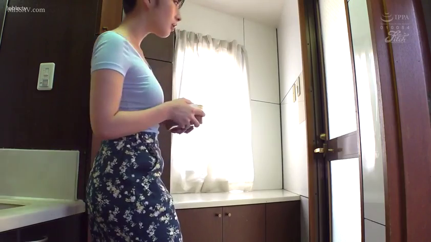 短发 · 站立姿势 · 室内厨房 · 浅蓝色短袖 · 严肃表情 · 全身侧面特写 · 拿取物品 · 小罐子