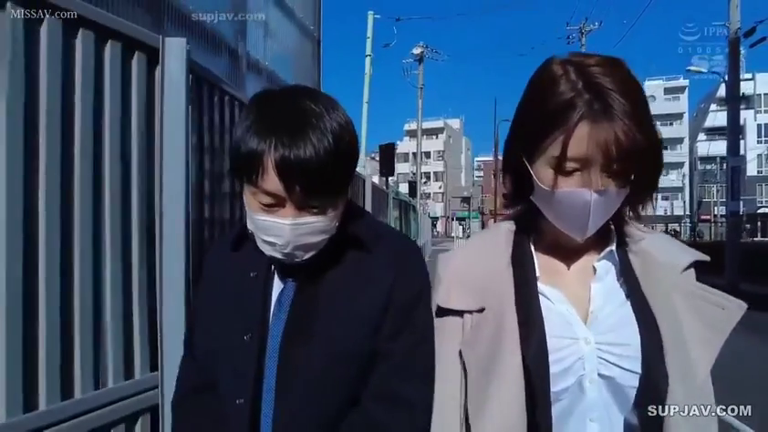 中景 · 平静 · 行走 · 口罩 · 屋外通り · 风衣与衬衫 · 步行 · 日间户外