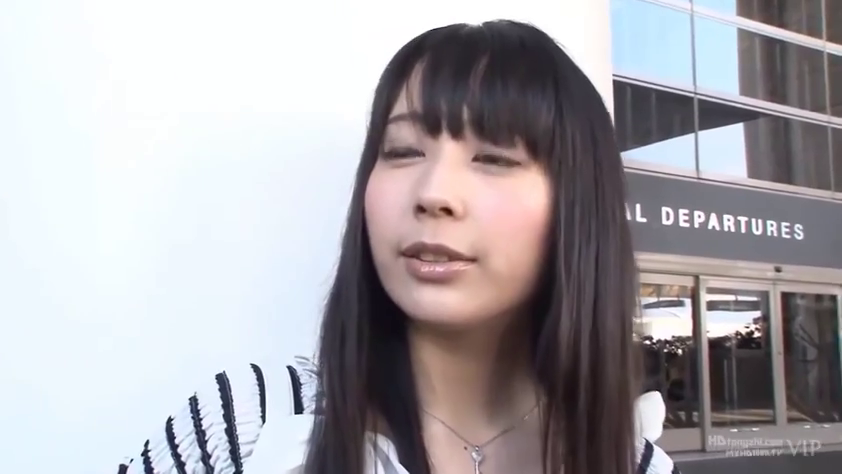 站立 · 自然 · ネックレス · 顔のクローズアップ · 注視 · 条纹衫 · 长直发 · 机场航站楼