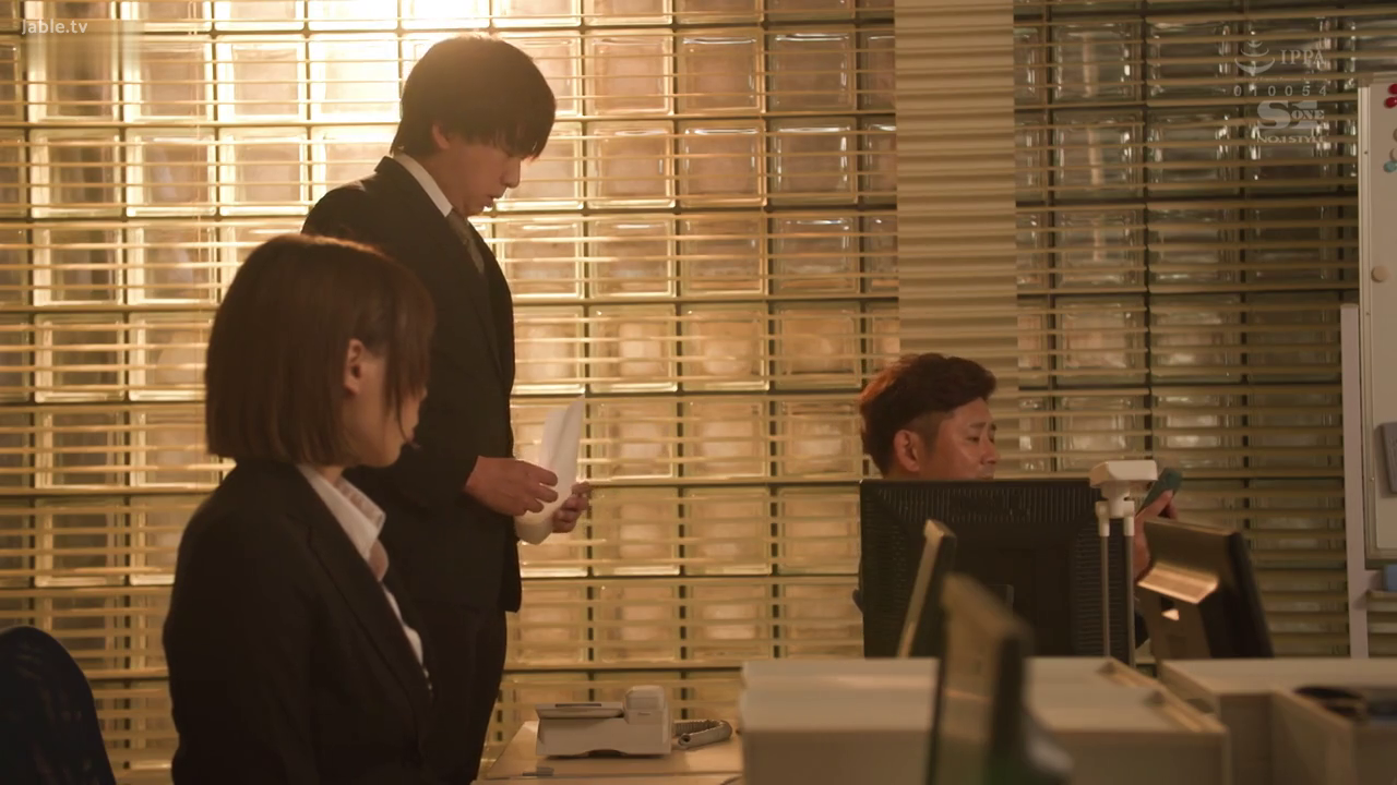 专注 · 办公室 · 站立 · 电脑 · 西装 · 多人 · 办公