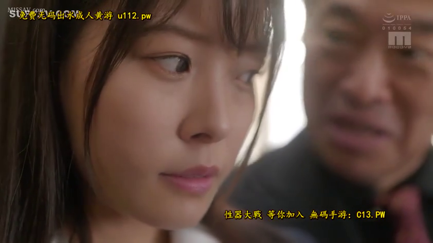 室内 · 严肃 · 脸部 · 白衬衫 · 特写 · 凝望 · 侧头