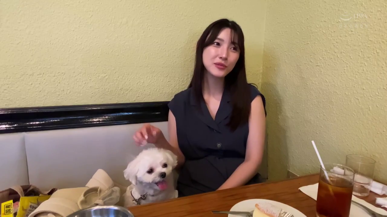 坐姿 · 脸部 · 微笑 · 餐厅 · 生活照 · 无袖上衣 · 逗狗 · 小狗