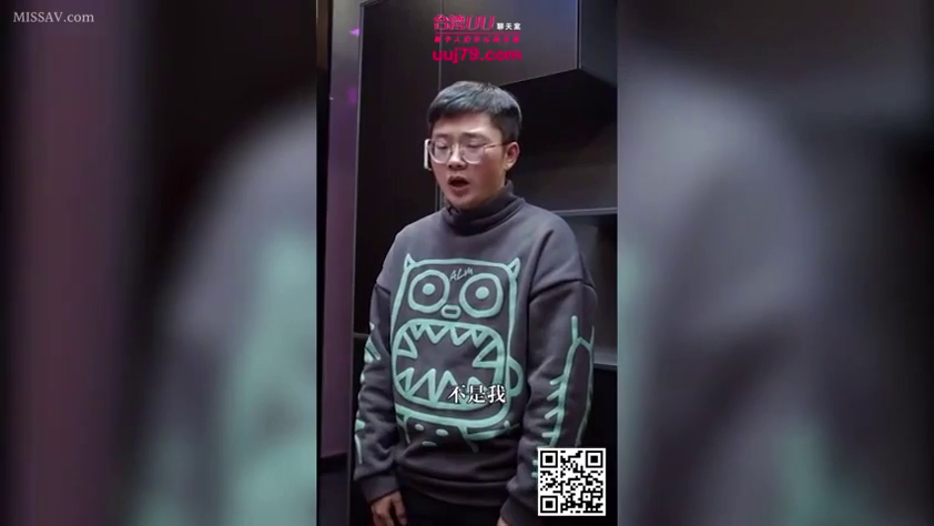 室内 · 眼镜 · 站立 · 非色情 · 惊讶 · 说话 · 卫衣