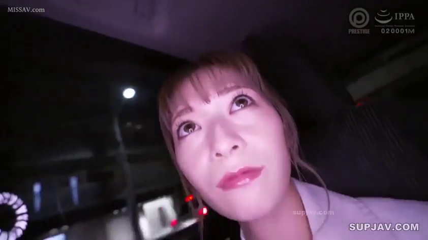 坐姿 · 脸部 · 呆滞 · 凝视 · 车内 · 近景 · 常服 · 汽车