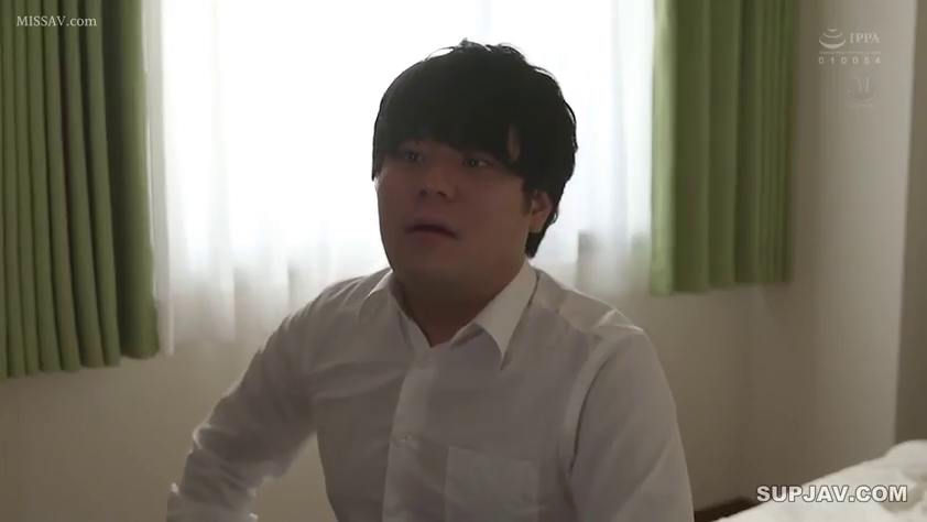 坐姿 · 卧室 · 平静 · 白衬衫 · 注视 · 上半身 · 男性