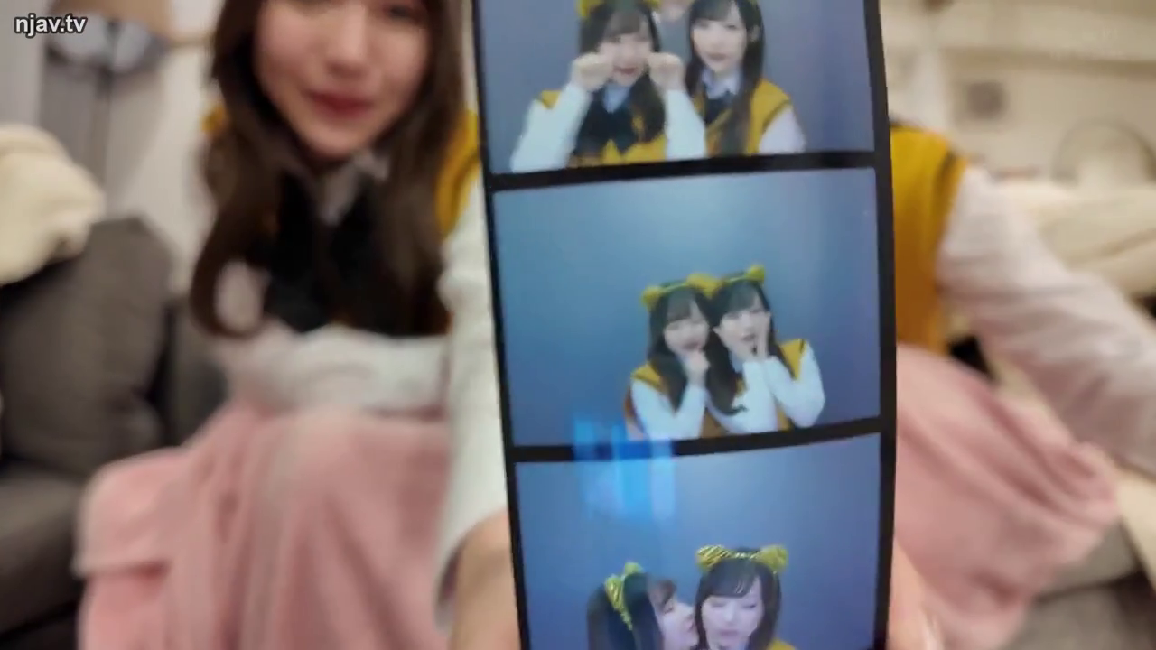 室内 · 中景 · 站姿 · 微笑 · 兽耳发箍 · 双人 · 展示照片 · 照片条