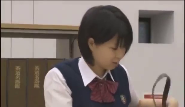 室内 · 校服 · 站姿 · 上半身 · 平淡 · 皮带 · 拿皮带