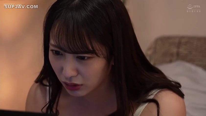 室内 · 忧愁 · 脸部 · 低头 · 注视 · 白色吊带