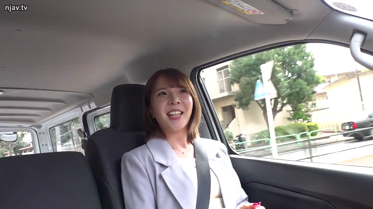 座り姿勢 · 中景 · 微笑 · 谈话 · 车内 · スーツ · シートベルト · 户外背景