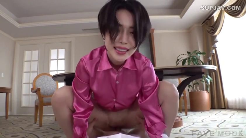 蹲姿 · 中景 · 跨坐 · 兴奋 · 短发 · 酒店客房 · 粉色缎面衬衫