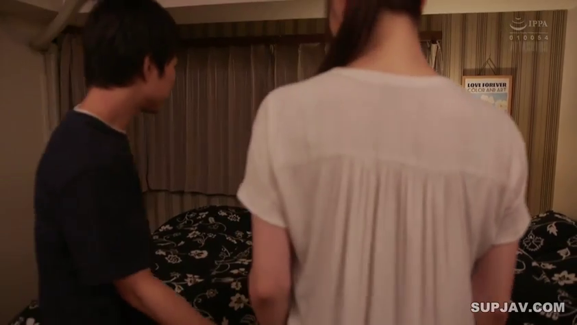 卧室 · 站立 · 床 · 自然 · 休闲装 · 面对面 · 背影