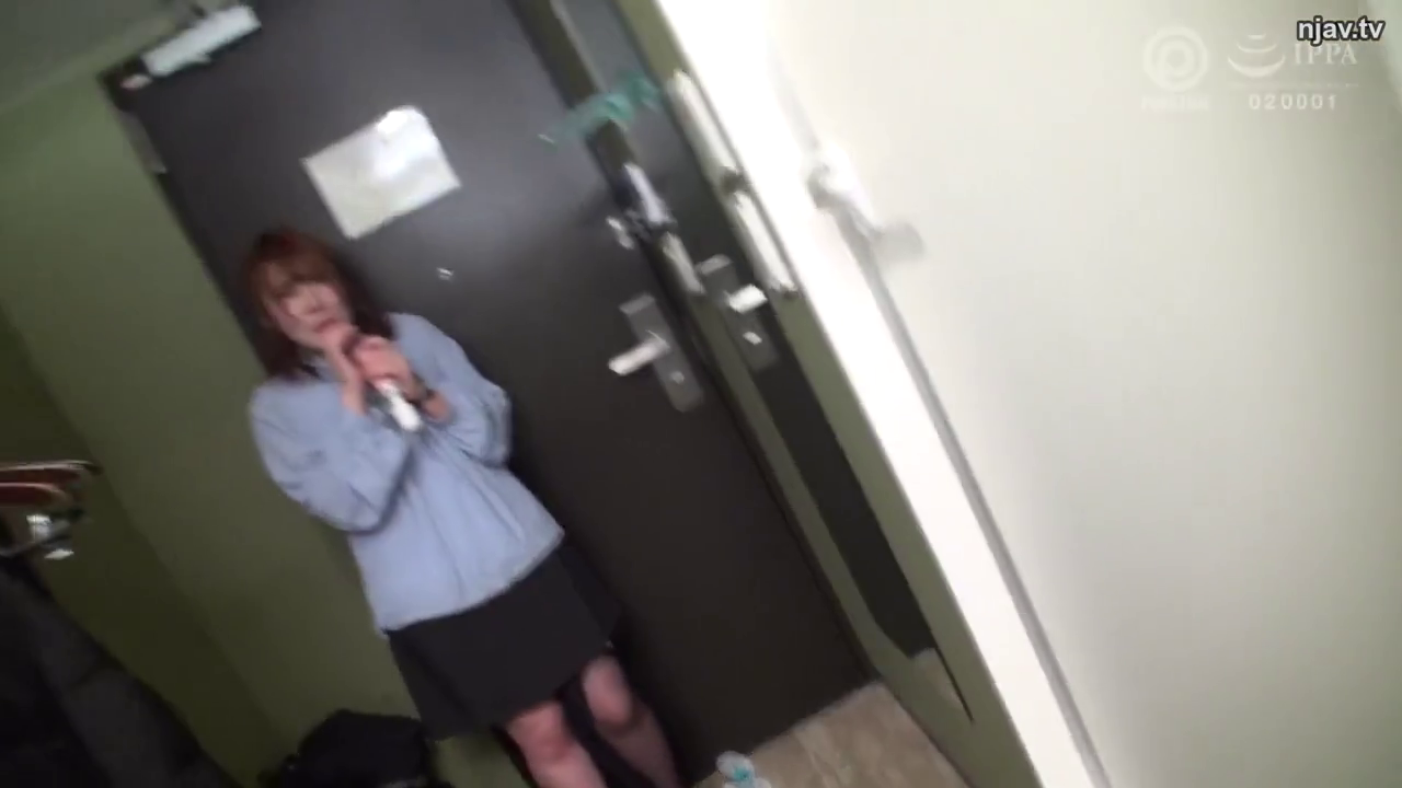 シャツ · 俯瞰撮影 · ドア · 玄关 · 壁に寄りかかって立って · 手持物品 · 微讶