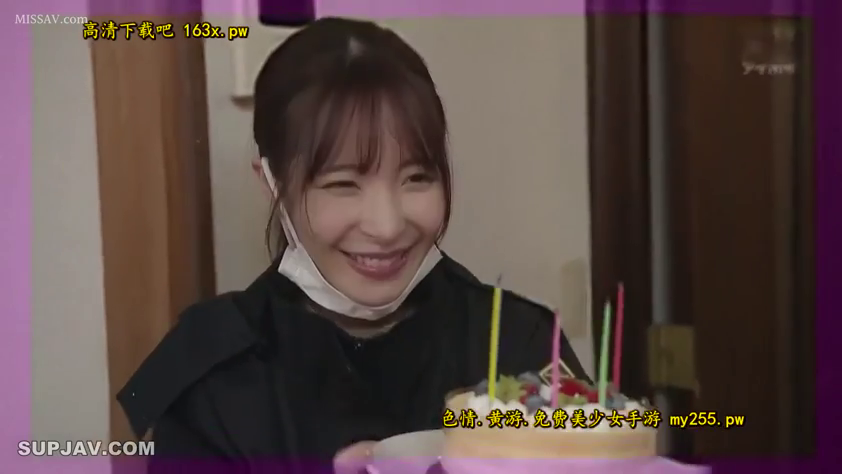 Indoor · Stand · Medium shot · 制服 · 水印 · 开心 · 递蛋糕 · 生日蛋糕