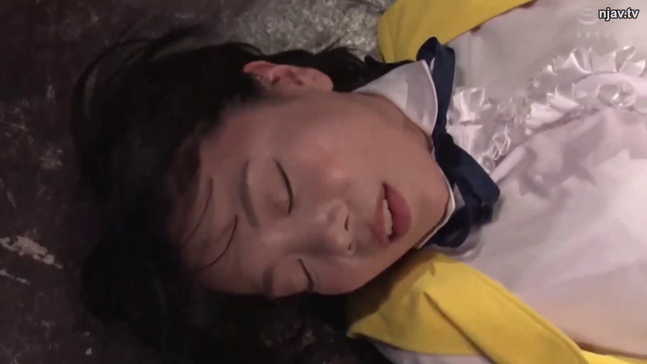 室內 · 面部 · 領結 · 躺姿 · 閉目 · 角色扮演服 · 昏睡 · 昏迷设定