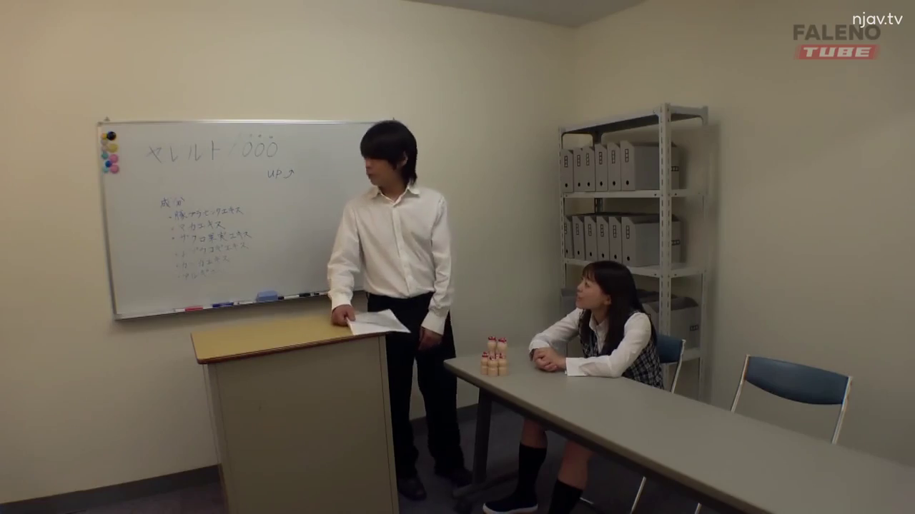室内 · 教室 · 站立 · 全景 · 平静 · 学生制服 · 白板 · 教学