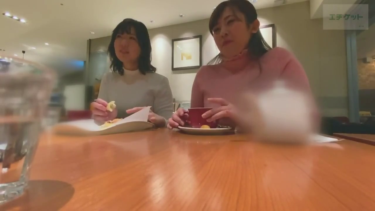 室内 · 座り姿勢 · 中景 · 自然 · 餐厅 · 毛衣 · 食事 · 惨事