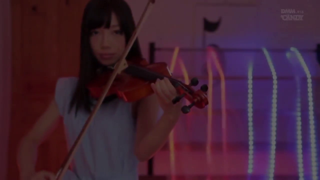 室内 · 站立 · 平静 · 半身 · 氛围灯 · 小提琴 · 浅蓝色无袖裙 · 拉小提琴