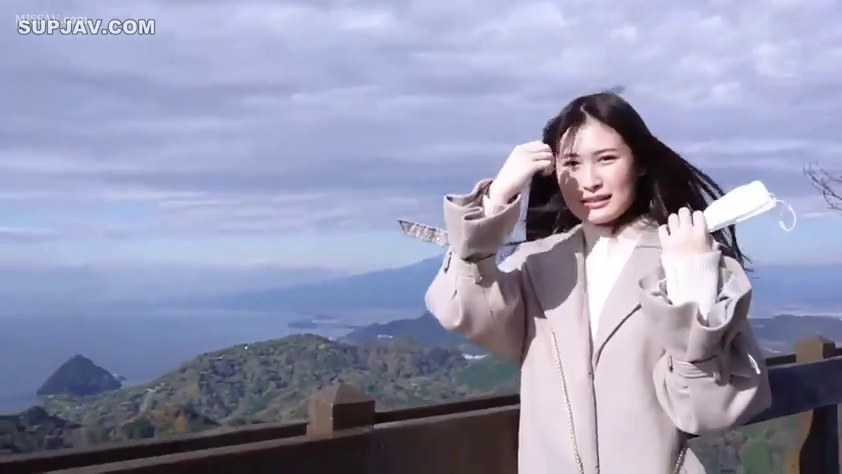 脸部 · 站立 · 微笑 · 口罩 · 撩发 · 大衣 · 山顶 · 自然风景