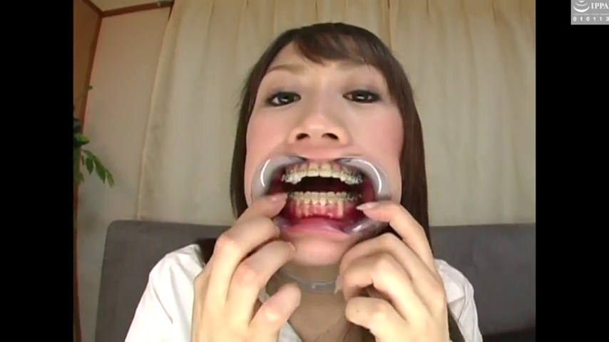 室内 · 坐姿 · 白衬衫 · 嘴部特写 · 扭曲 · 恋物 · 扩嘴 · 扩嘴器