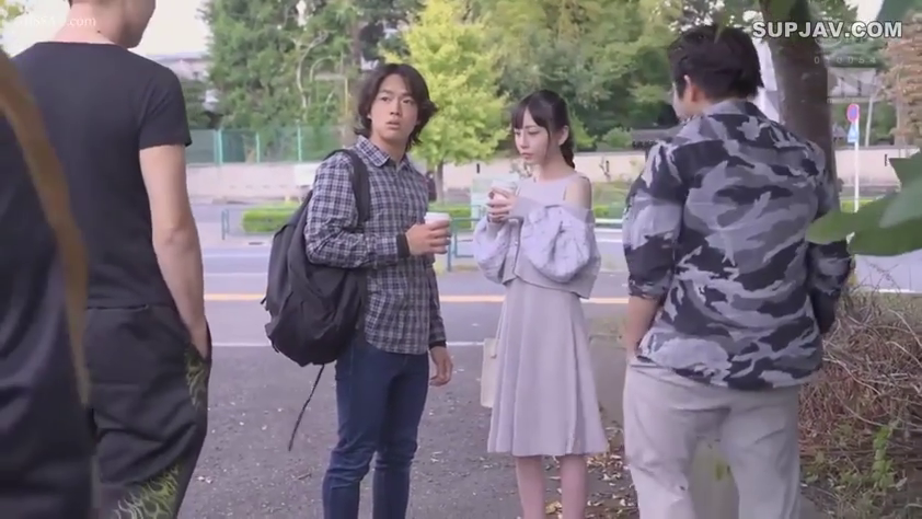 Conversation · Stand · Confused · Casual wear · 多人 · Outdoor · 咖啡杯