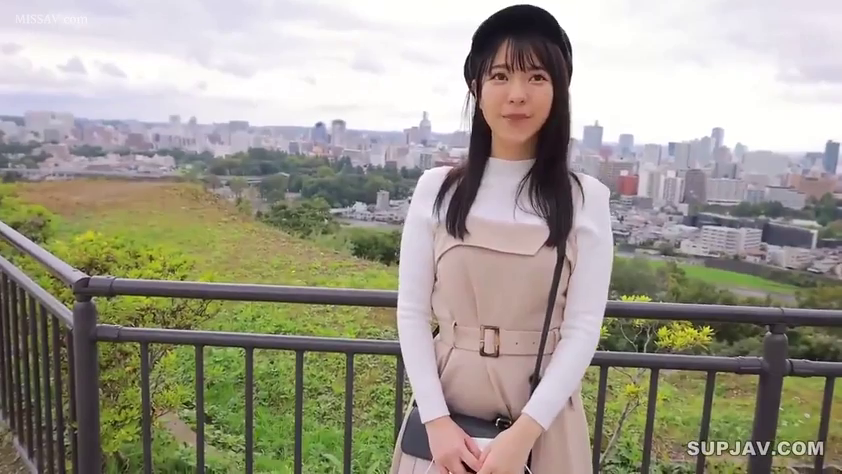 站姿 · 半身 · 微笑 · 户外观景台 · 帽子 · 出镜介绍 · 时尚便装 · 城市全景