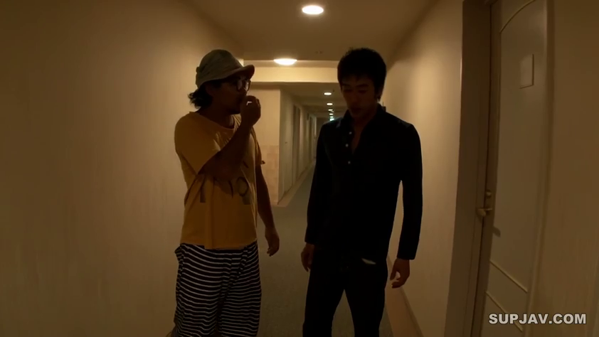 室内 · 真剣 · 全身 · 站立 · カジュアルウェア · 対話 · 走廊 · 帽子