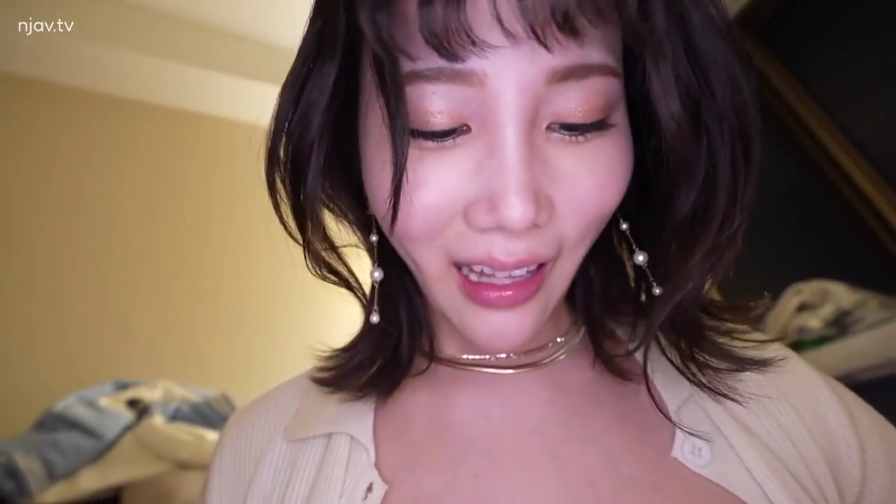 室内 · 俯身 · 微笑 · 交流 · 针织衫 · POV · 头部 · 饰品