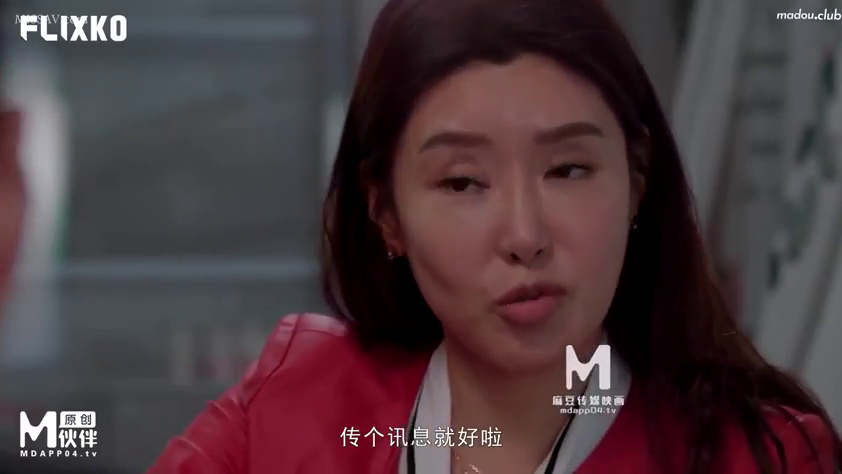 室内 · 坐姿 · 交谈 · 严肃 · 脸部特写 · 视频截图 · 红色外套