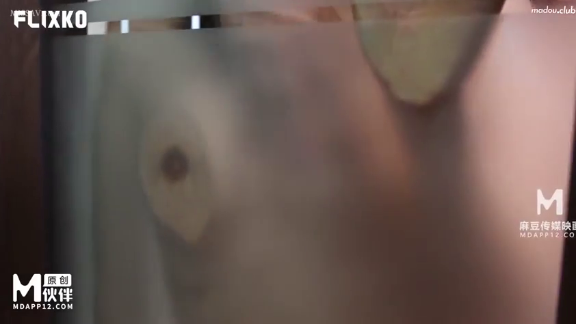 胸部 · 全裸 · 浴室 · 马赛克 · 站立 · 洗澡 · 模糊 · 磨砂玻璃