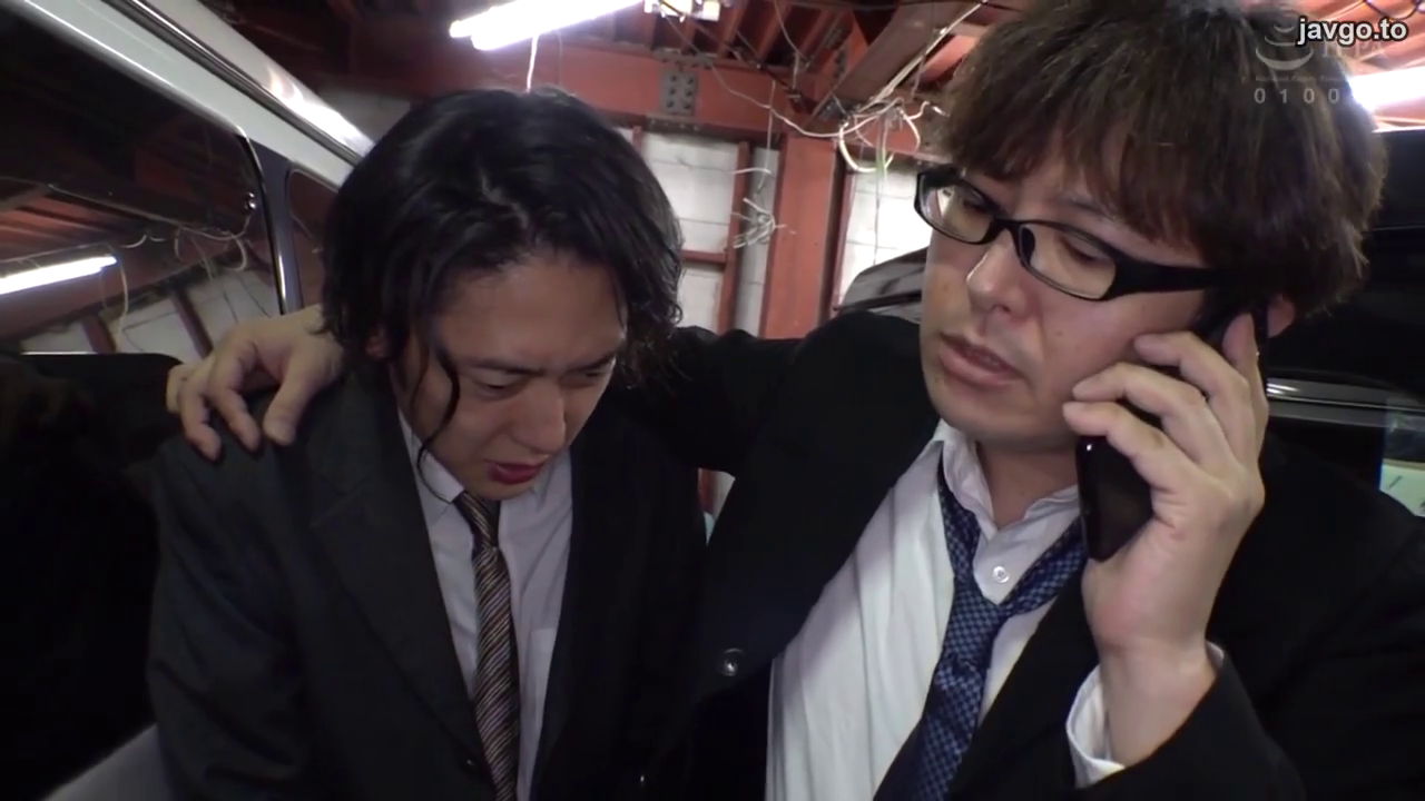 メガネ · 携帯電話 · 屋外 · 上半身 · スーツ · 抱擁 · 通話 · 悲しい